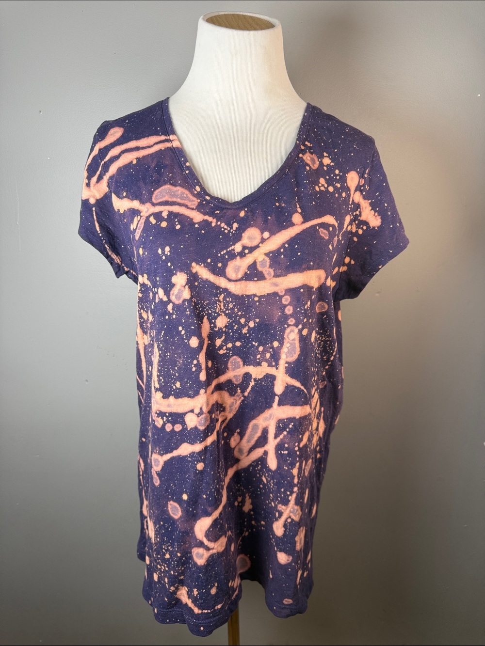 V-neck Short Sleeve reverse Tie-Dye Tee in Purple and Peach